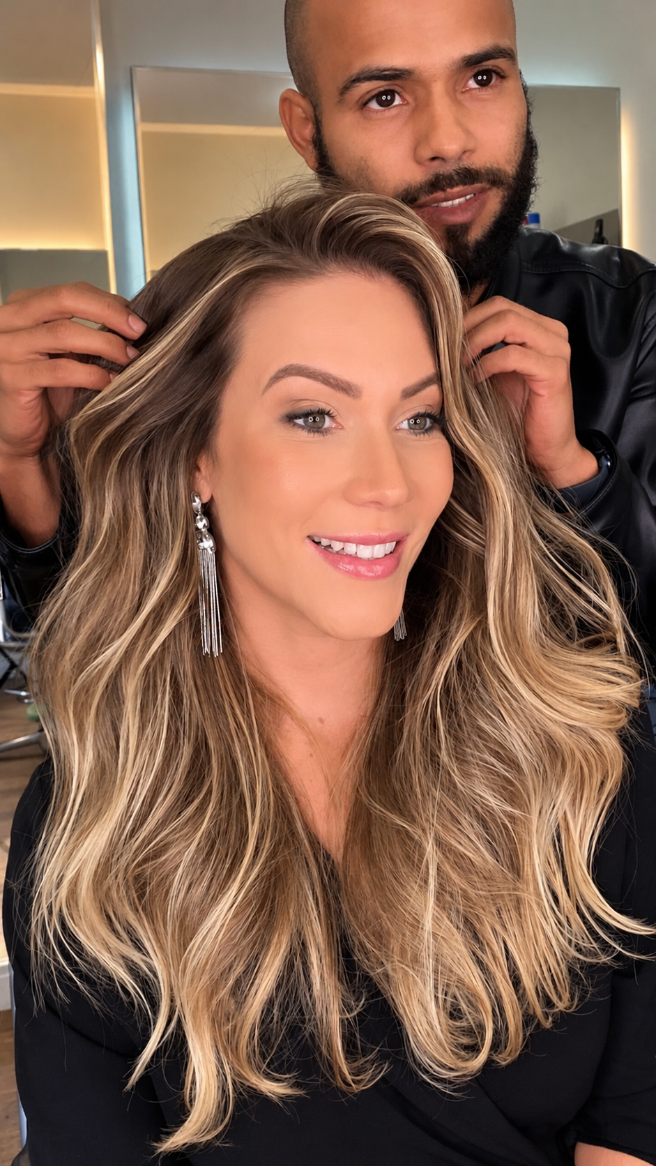 Ivana exibe o resultado de mechas ao lado de New Sanntos