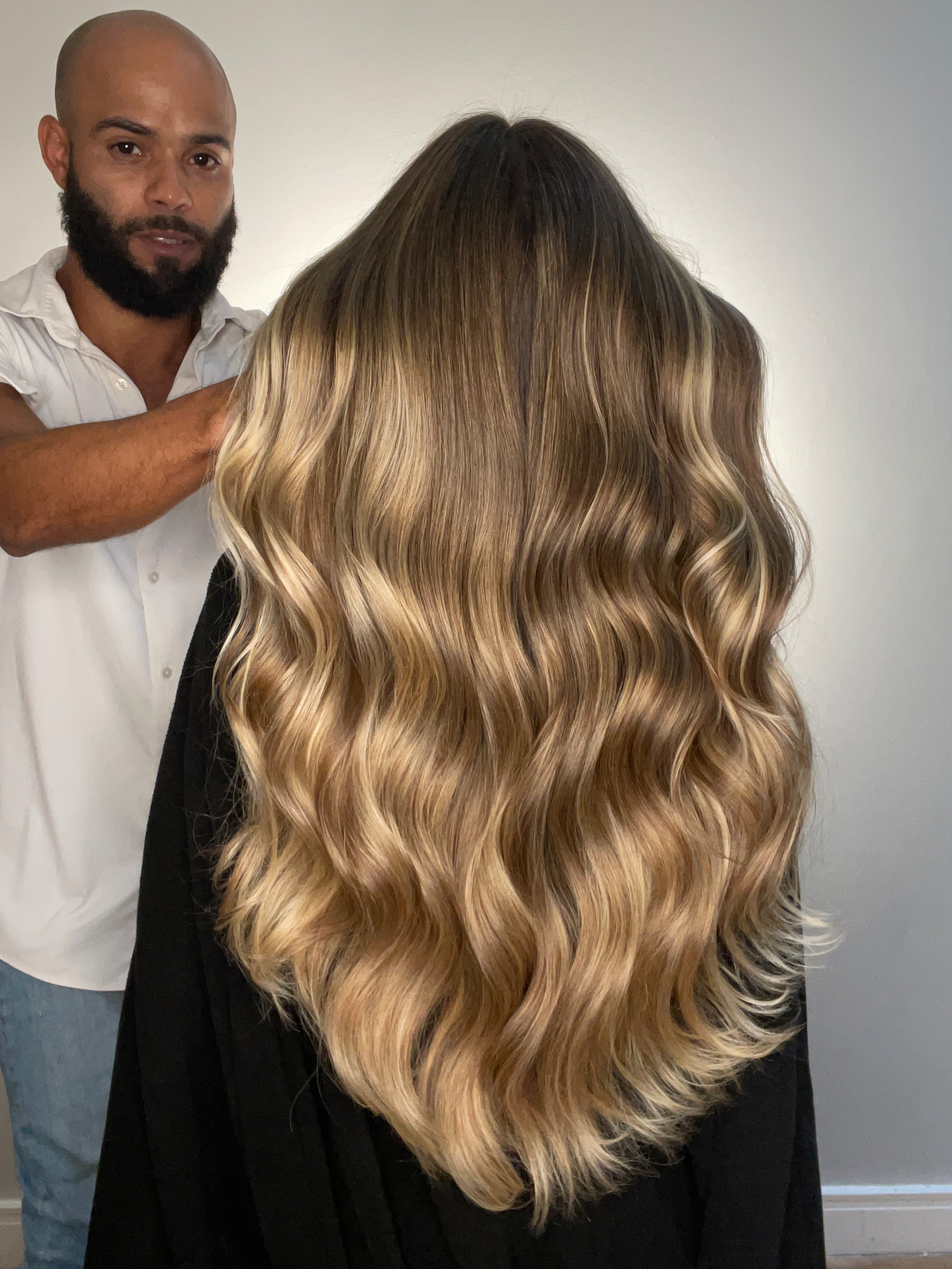 Mechas iluminadas em cabelo longo ondulado