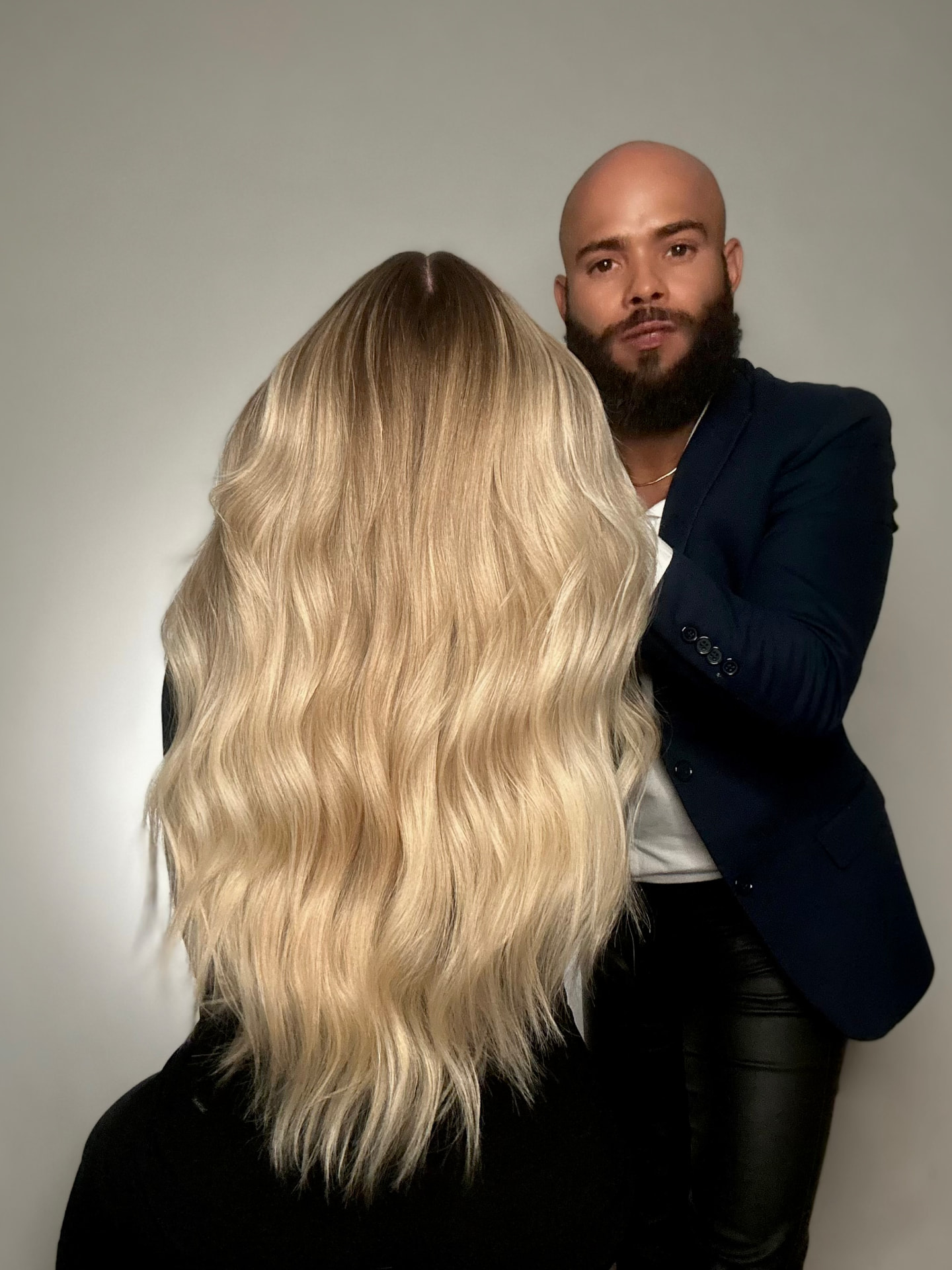 New Sanntos apresenta loiro champagne longo com ondas suaves